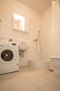 La salle de bains est pourvue d'un lave-linge et d'un lavabo. dans l'établissement Studio Teuta, à Split