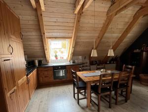 eine Küche mit Tisch und Stühlen in einer Hütte in der Unterkunft Hexenstuben Tanne - 4 DTV Sterne in Tanne