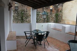 un patio con una mesa, sillas y una lámpara en Casa de Viana do Alentejo, en Viana do Alentejo