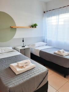 Habitación con 2 camas y toallas. en Servando Deptos turísticos en San Rafael