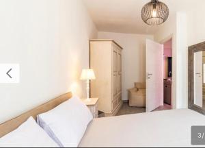 ヴァッレドーリアにあるResidence valledoria2のベッドルーム1室(ベッド1台付)、ソファ付きのベッドルーム1室が備わります。