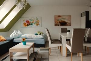 ein Wohnzimmer mit einem Sofa und einem Tisch in der Unterkunft Aparthotel Vienna Airport in Himberg