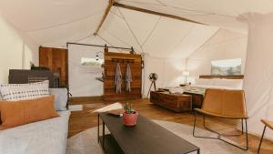 ein Zimmer mit einem Zelt, in dem ein Bett und ein Tisch stehen in der Unterkunft ULUM Moab in La Sal