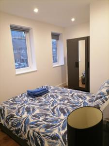 una camera con letto, tavolo e finestre di Stunning rooms by Nine Elms station a Londra