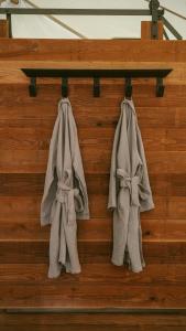 Duas toalhas penduradas numa parede de madeira em ULUM Moab em La Sal