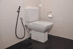 ネゴンボにあるCozy Nook. Negomboのトイレとシャワー付きのバスルーム +33枚の写真