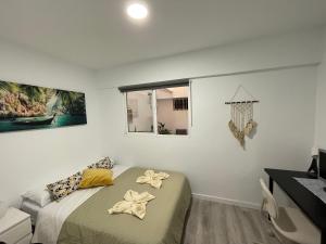 - une chambre avec un lit et une fenêtre dans l'établissement CoLiving El Toro, à Las Palmas de Gran Canaria