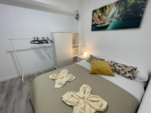 een slaapkamer met een bed met handdoeken erop bij CoLiving El Toro in Las Palmas de Gran Canaria