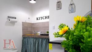 eine Küche mit einem Waschbecken und einem Tresen mit Blumen in der Unterkunft Hospedaje Aldana - Posada SOL en zona natural in Tuxpan de Rodríguez Cano