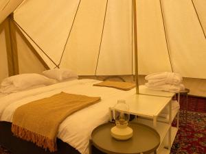 a bedroom with a bed in a tent at Gårdshotellets Camping in Ystad