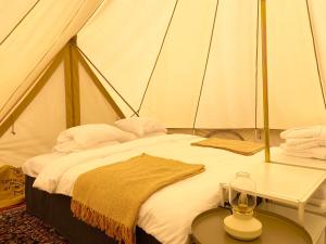 1 dormitorio con 1 cama en una tienda de campaña en Gårdshotellets Camping, en Ystad