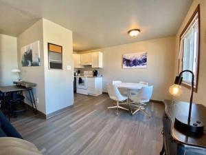 ein Wohnzimmer mit einem Tisch und einer Küche in der Unterkunft Conveniently located two-bedroom apartment in Green Bay