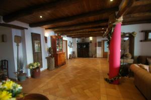 salon z kanapą i czerwonym słupem w obiekcie Hotel Posada San Marcos, Alájar w mieście Alájar +37 zdjęć