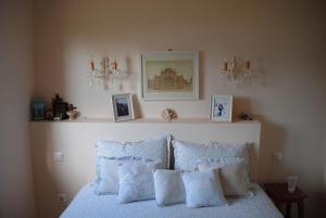 Postel nebo postele na pokoji v ubytování Romantic Countryside Villa with SeaView