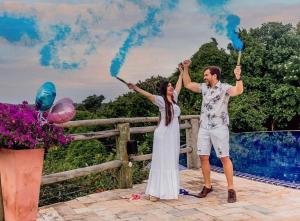 un homme et une femme tenant la fumée bleue dans l'établissement Prime Villas do pratagy, à Maceió 160 autres photos