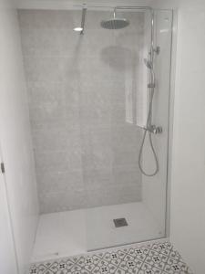 y baño con ducha y puerta de cristal. en Vivienda acogedora y moderna en pleno centro de Burgos, en Burgos