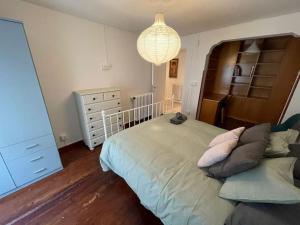 1 dormitorio con 1 cama grande y vestidor en Vivienda acogedora y moderna en pleno centro de Burgos, en Burgos