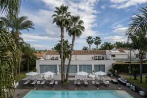 Una vista aérea de un complejo turístico con piscina y palmeras. en Villa Carlino House, en Mascali