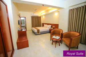 Royal Beach Resort في كوكس بازار: غرفه فندقيه بسرير وكرسي