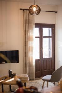 A television and/or entertainment centre at Μελίτη Pelion Luxury Living