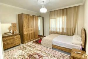een slaapkamer met een bed, een dressoir en een spiegel bij Familiar Villae in Capadoccia Turkey in Avanos