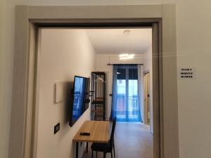 奧斯圖尼的住宿－Il Giardino dei Sorrisi，一间带桌子的用餐室和一间带走廊的房间