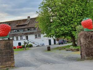 uma casa com um portão com morangos em Ferienwohnung mit Charme em Lauenförde