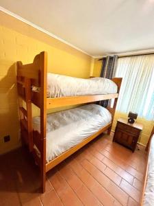 2 beliches num quarto com uma janela em Cabaña Algarrobo em Algarrobo