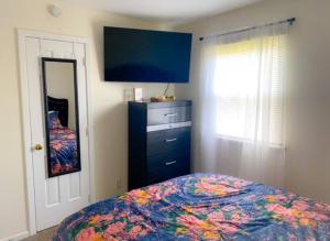 1 dormitorio con 1 cama y TV de pantalla plana en 17 S First - Unit 6 17 s first street unit 6 en Trenton