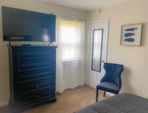 1 dormitorio con vestidor y silla azul en 17 S First - Unit 6 17 s first street unit 6 en Trenton