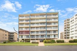 un gran edificio de apartamentos con balcones en una calle en Oceanic 7, en Forster