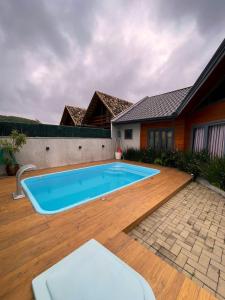 una piscina en el patio trasero de una casa en Casa Brisa do Mar: Piscina e Conforto - Penha, en Penha