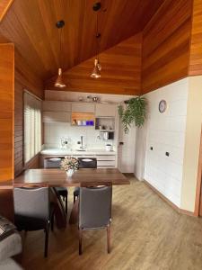 Una cocina o zona de cocina en Casa Brisa do Mar: Piscina e Conforto - Penha