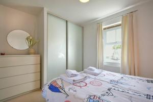1 dormitorio con cama, espejo y ventana en Sugar Sands, en Long Houghton