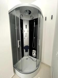La salle de bains est pourvue d'une douche en verre. dans l'établissement Loft Terracina, à Terracine