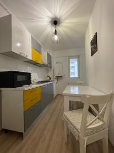 uma cozinha com uma mesa e uma bancada em Luxury Q Residence Near Center em Iaşi