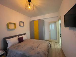 um quarto com uma cama e uma ventoinha de tecto em Luxury Q Residence Near Center em Iaşi