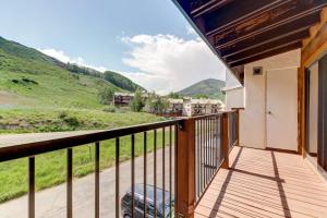 balcón con vistas a las montañas en Three Seasons Condominiums, en Crested Butte
