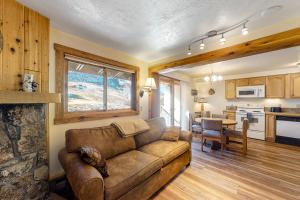 sala de estar con sofá y cocina en Three Seasons Condominiums, en Crested Butte