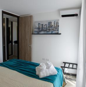 1 dormitorio con 1 cama con toallas en Brooklyn Apart By JlD Boutique en Villa María