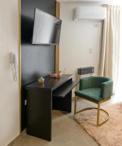 - Escritorio negro con silla verde en una habitación en Brooklyn Apart By JlD Boutique en Villa María
