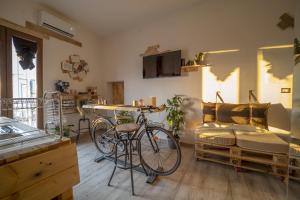 een fiets geparkeerd in een kamer met een keuken bij La casa della moda in Montescaglioso
