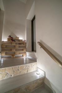 een trap in een huis met een stenen muur bij La casa della moda in Montescaglioso