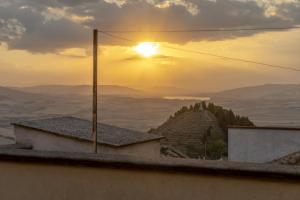 een uitzicht op de zonsondergang boven de woestijn bij La casa della moda in Montescaglioso