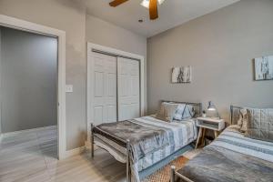 Ένα ή περισσότερα κρεβάτια σε δωμάτιο στο My Cozy Duplex B in the heart of West Side