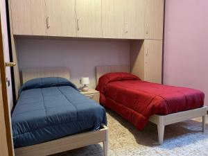 two beds sitting next to each other in a bedroom at Casa vacanze da Carla in Abbadia Lariana