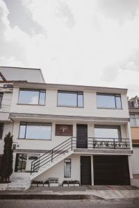 馬尼薩萊斯的住宿－Apartahotel La Arboleda HC，建筑带阳台的图象