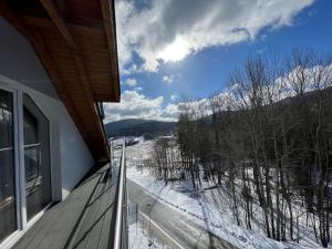 uma varanda de uma casa com vista para a neve em Apartament Czarna Góra - Resort - Solden - Sienna em Sienna