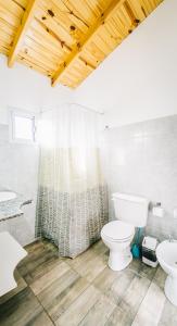 ein Bad mit einem WC, einer Dusche und einem Waschbecken in der Unterkunft OHANA in Sierra de la Ventana