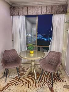 Luxury Penthouse with stunnning city view tesisinde bir oturma alanı
